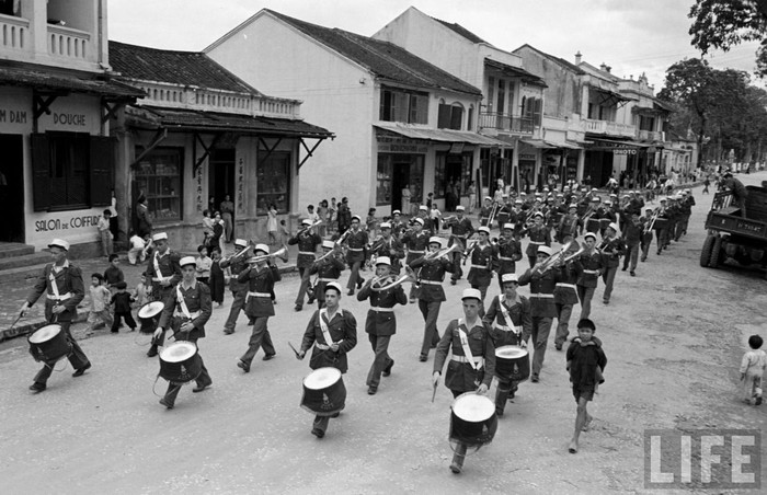 Đội quân nhạc của quân đội Pháp diễu hành trên một con phố cổ của Hà Nội. Ảnh. Life.